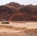 بالفيديو.. معلمات يوثقن لحظة جريان وادي مقنا في رحلة الخطر