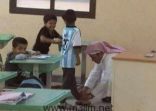 (صورة) معلم يربط حذاء تلميذ.. ومغردون: لن يبرزها الإعلام