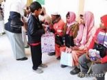 طلاب مدرسة بالمدينة يحتفون بعمال نظافة الحي