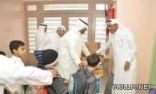 وكيل مدرسة يفاجئ طلابه بوجبة إفطار في يوم تقاعده