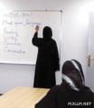 معلمة تنهال بالضرب على طالبة ثانوية وتوجه لها لكمات وتشد شعرها