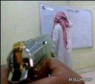 طالب يصوب مسدساً تجاه معلم اثناء الشرح