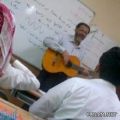مُعلِّم يعزف على آلةً موسيقية داخل فصل دراسي و”تعليم الشرقية” تعد بالتحقيق