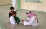 “معلماً يربط حذاء طالب والتربية والتعليم بجدة تكرمه(صورة)