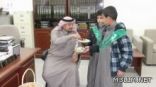 مدير مدرسة يضرب أروع الأمثلة في التفاني بالعمل