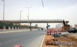 طلاب المجمعات التعليمية يستخدمون جسر المشاة الجديد