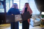 ” وزير التعليم  ” يتسلم نسخة من توثيق كتاب جامعة الملك خالد