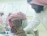 مواطن يلتحق بمقاعد الدراسة رغم تجاوز عمره الـ 100 عام