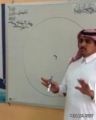 بالفيديو : مُعلم رياضيات سعودي يجاري بحرفيه المدرس الكندي إليكس صاحب رسم الدائرة باليد