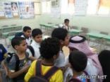 صورة لمعلم بين طلابه وهم يقبلونه تثير الإعجاب