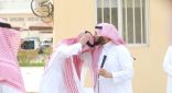 بالفيديو ..الحارثي يقبل رأس مدير ثانوية  بعد نيل جائزة حمدان بن راشد