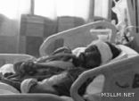 معلم في حالة خطرة ينتظر نقله إلى مستشفى تخصصي