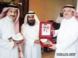مدير المدرسة المنصورية يسلم كتاب التعليم في المدينة لمستشار الوزير