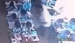 بالفيديو.. معلّم صيني يجر طفلة على الأرض ويضربها في الحائط حتى تفقد وعيها