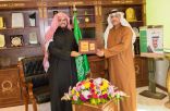 مدير تعليم تبوك يكرم معلما أنقذ عائلة من الغرق