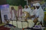 ثانوية العيدابي … تكرم معلمها المصاب بالسرطان