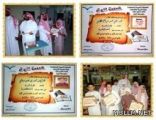 معلم يكرم طلابه المتميزين في اللغة الإنجليزية