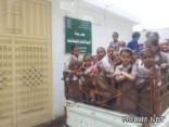 (صورة) نقل طلاب وطالبات ابتدائية بجازان في صندوق سيارة شحن