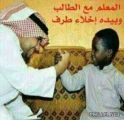 صورة تجمع “الطفل الباكي” بمعلمه تقلب القضية رأساً على عقب!