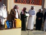 تكريم معلم احتوى طالباً تائها بأحد رفيدة