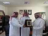 تكريم مواطن أبلغ عن حريق مدرسة بخميس مشيط