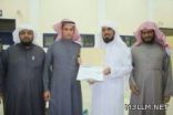 الدكتور سلمان العودة يكرم المعلم راضي الرشيدي