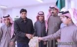 طلاب مدرسة بالزلفي يُكرمون عامل النظافة