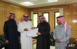 تعليم القريات يكرم حارس مدرسة قبض على لصوص