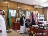 تعليم عسير يكرم طالباً لفوزه بالمركز الثاني في مسابقة الخط العربي