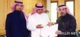 مدير تعليم القريات يكرِّم حارس مدرسة قبض على لصوص