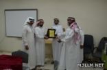 إدارة البخاري وابن باز تكرم رائد النشاط الطلابي