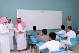 مدير مكتب تعليم صامطة يتفقد سير اختبارات الفصل الصيفي بثانوية القرعاوي