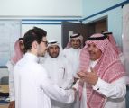 مدير عام تعليم الرياض يفاجئ طالبًا ويكرمه بين زملائه في المدرسة