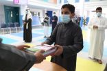 المدارس  .. بدأت اليوم توزيع الكتب وَفْق آلية زمنية وتطبيق الإجراءات الاحترازية