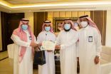 مدير عام تعليم الرياض يكرم الطالب أحمد الفراج