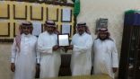 مدرسة اﻹمام البخاري الابتدائية بتبوك تكرم أحد منسوبيها المتقاعدين