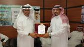 صحيفة التعليم اﻹلكترونية تكرم المتحدث السابق لجامعة تبوك