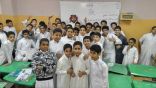 طلاب صف 1-4 بمتوسطة السعودية بجدة يشاركون معلمهم فرحته