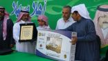 ابتدائية الملك عبدالعزيز بتبوك تكرم أحد طلابها بحضور ولي أمره