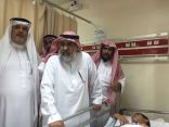 مساعد مدير التعليم يطمئن على سلامة الطلاب المصابين في حادث هدى الشام