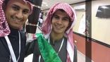 في بادرة وفاء طالب يقبل رأس معلمه بعد 10 أعوام
