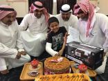 إدارة ابتدائية أحمد بن حنبل بالرس تزور طالبا مصابا وتسلمه النتيجة وتقدم له التهاني بالنجاح