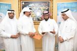 مدير تعليم  مكة يتسلم نسخةً من دليل مشروعات العناية بالحرمين الشريفين والمشاعر المقدسة في مادة المهارات التطبيقية .