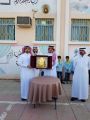 قائد ابتدائية كعب بن زيد بتبوك يكرم معلما قدم لفتة جميلة ﻷحد طلابه