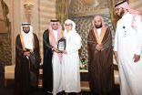 الدكتور الرويس يكرّم معلماً وطالباً فازا بـ ( سيارتين ومبالغ مالية ) لحصولهما على المركز الأول في مسابقة القرآن والسنة ( 41 )