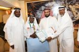 مدير عام تعليم مكة يُكرم الطالبين أحمد عربي ومحمد مدني المشاركين في مسابقة الرياضيات العالمية ” يوسي ماس”