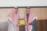 مدير جامعة تبوك يكرم صحيفة ” التعليم الإلكترونية “