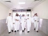 رئيس جامعة الحدود الشمالية يزور قاعات اختبار طلاب كلية الطب للمرحلة السريرية والمؤجلة من العام الجامعي