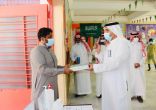 مدير تعليم تبوك يشارك في تسليم المقررات بمدارس المنطقة وفق الإجراءات الاحترازية