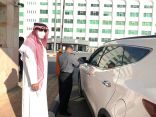 مدير تعليم تبوك .. يقف ميدانيا على تفعيل اشتراطات التحصين لدخول المباني التعليمية